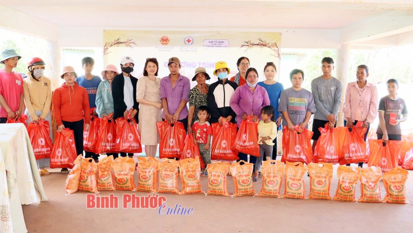 Nhiều phần quà Tết ý nghĩa đến với bà con nghèo vùng sâu Bù Gia Mập
