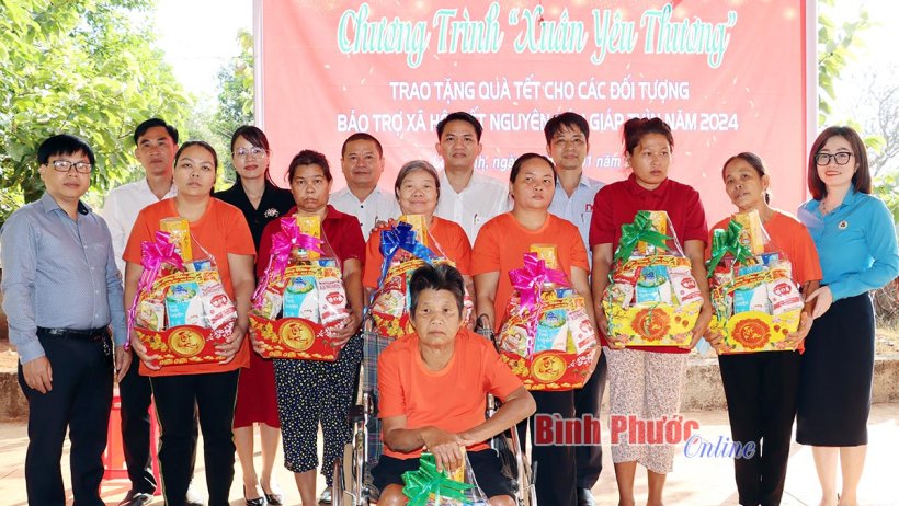 Nhiều phần quà ý nghĩa đến với đối tượng bảo trợ và trẻ em vùng biên 