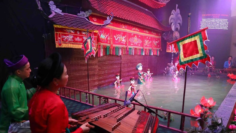 Ph&aacute;t triển văn h&oacute;a ngang h&agrave;ng kinh tế, ch&iacute;nh trị, x&atilde; hội