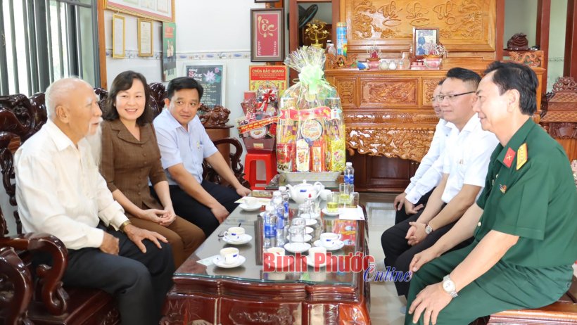 Phó Bí thư Thường trực Tỉnh ủy Huỳnh Thị Hằng thăm, chúc tết tại Bù Đốp 