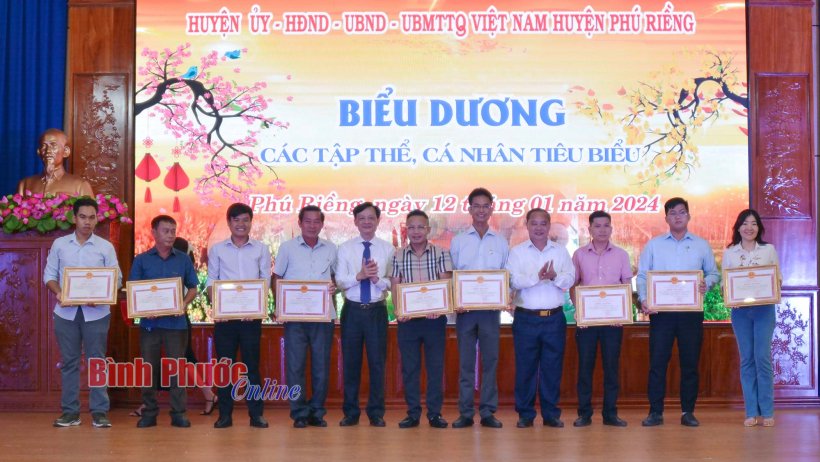 Phú Riềng họp mặt doanh nghiệp, hợp tác xã tiêu biểu  