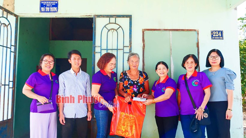 Tặng 100 phần quà tết cho người nghèo ở Bù Đốp