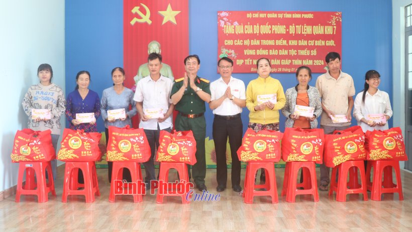 Tặng quà của Bộ Quốc phòng và Bộ Tư lệnh Quân khu 7 tại Bù Đốp