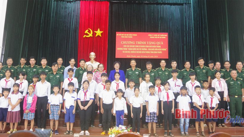 Tặng quà tết cho các cháu học sinh có hoàn cảnh khó khăn