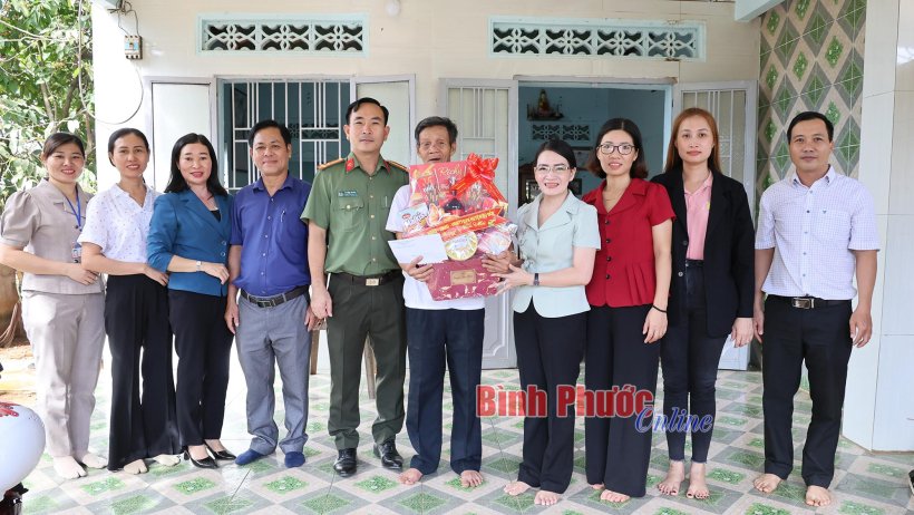 Tặng quà tết cho đối tượng chính sách, bà con nghèo Bù Đốp