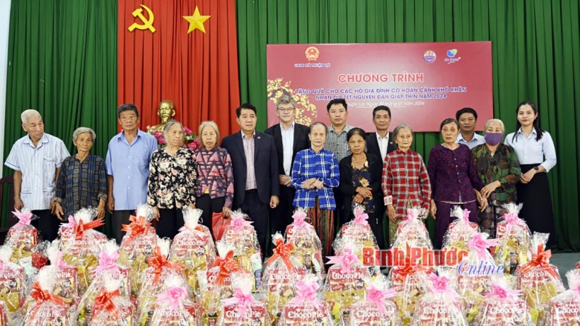 Tập đoàn Hùng Nhơn và Tập đoàn De Heus tiếp tục chăm lo tết cho người nghèo