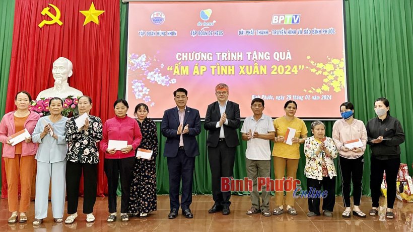 Tập đoàn Hùng Nhơn và Tập đoàn De Heus trao quà “Ấm áp tình xuân 2024”