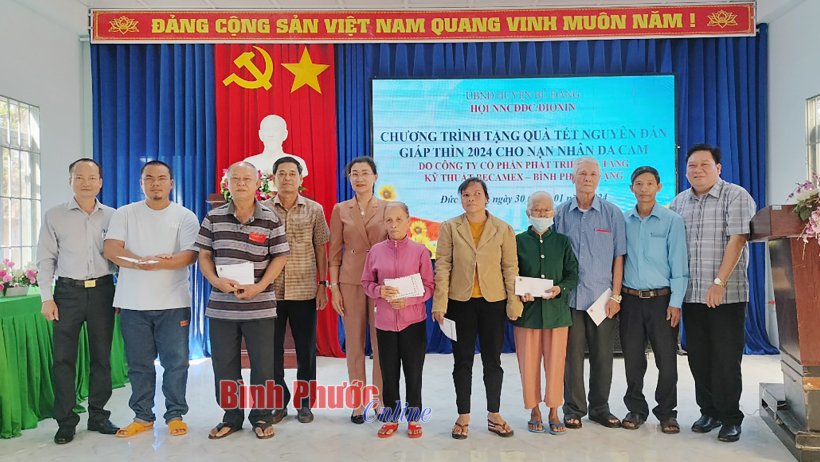 Thường trực HĐND tỉnh tặng quà tại Bù Đăng