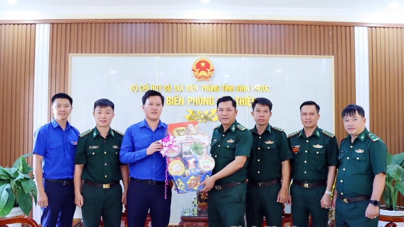 Tỉnh đoàn thăm, chúc tết lực lượng vũ trang trên địa bàn huyện Lộc Ninh