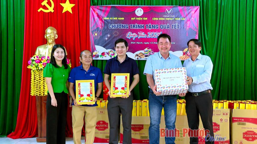 Trao 400 phần quà tết cho hộ gia đình khó khăn tại huyện Bù Gia Mập