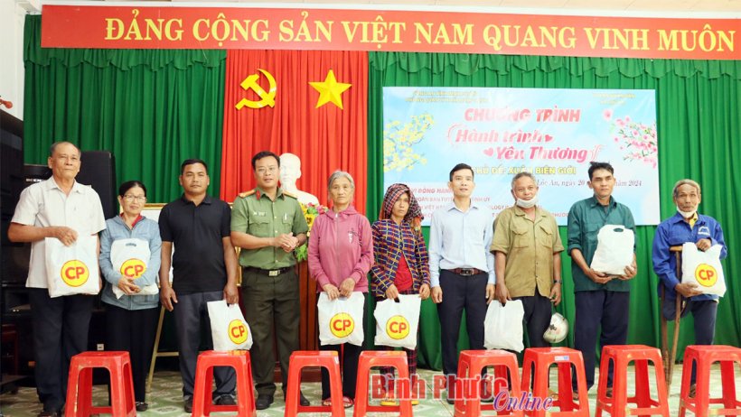 Trao tặng 100 phần quà tết cho người dân nghèo xã biên giới Lộc An