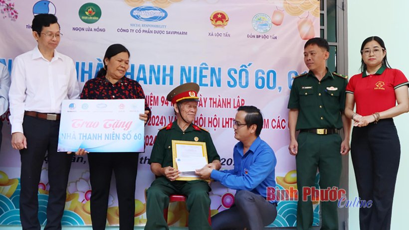  Trao tặng 2 căn nhà thanh niên trị giá hơn 237 triệu đồng