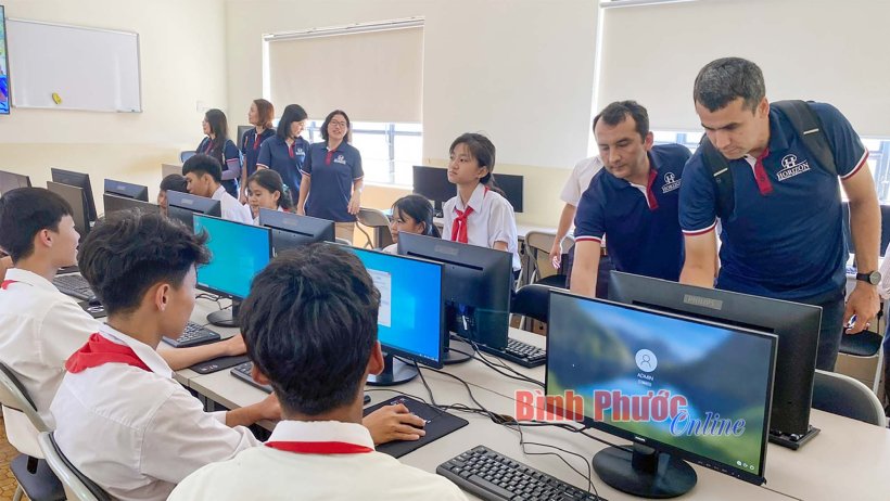 Trường Song ngữ Quốc tế Horizon tặng phòng máy tính và quà tết tại Bù Đăng
