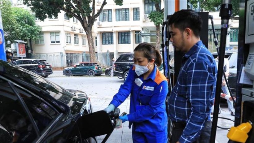 Xăng tăng gần 1.000 đồng/lít 