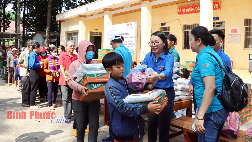 “Xuân biên giới - Tết yêu thương” đến với huyện Bù Đốp
