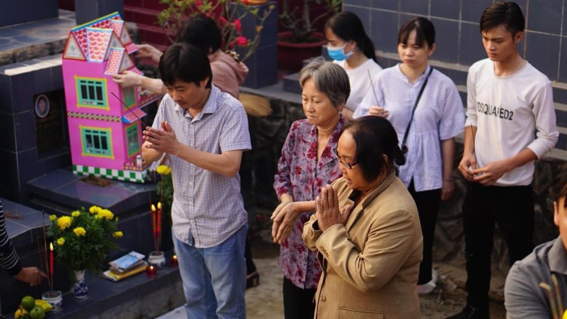 &Yacute; nghĩa của tục lệ tảo mộ ng&agrave;y cận Tết đối với người Việt