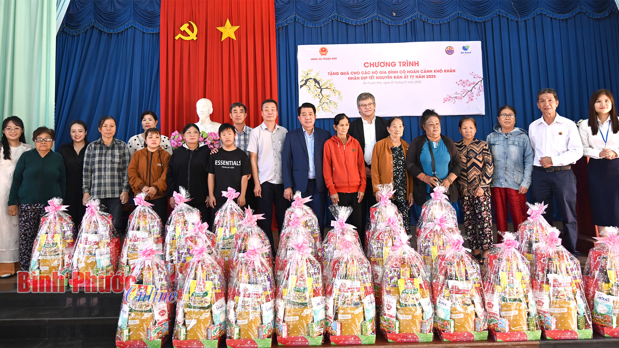 100 phần quà tết tặng người dân xã Thuận Phú