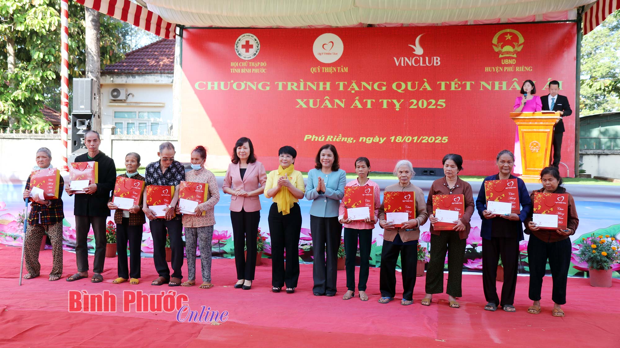1.000 hộ khó khăn tại huyện Phú Riềng được tặng quà tết