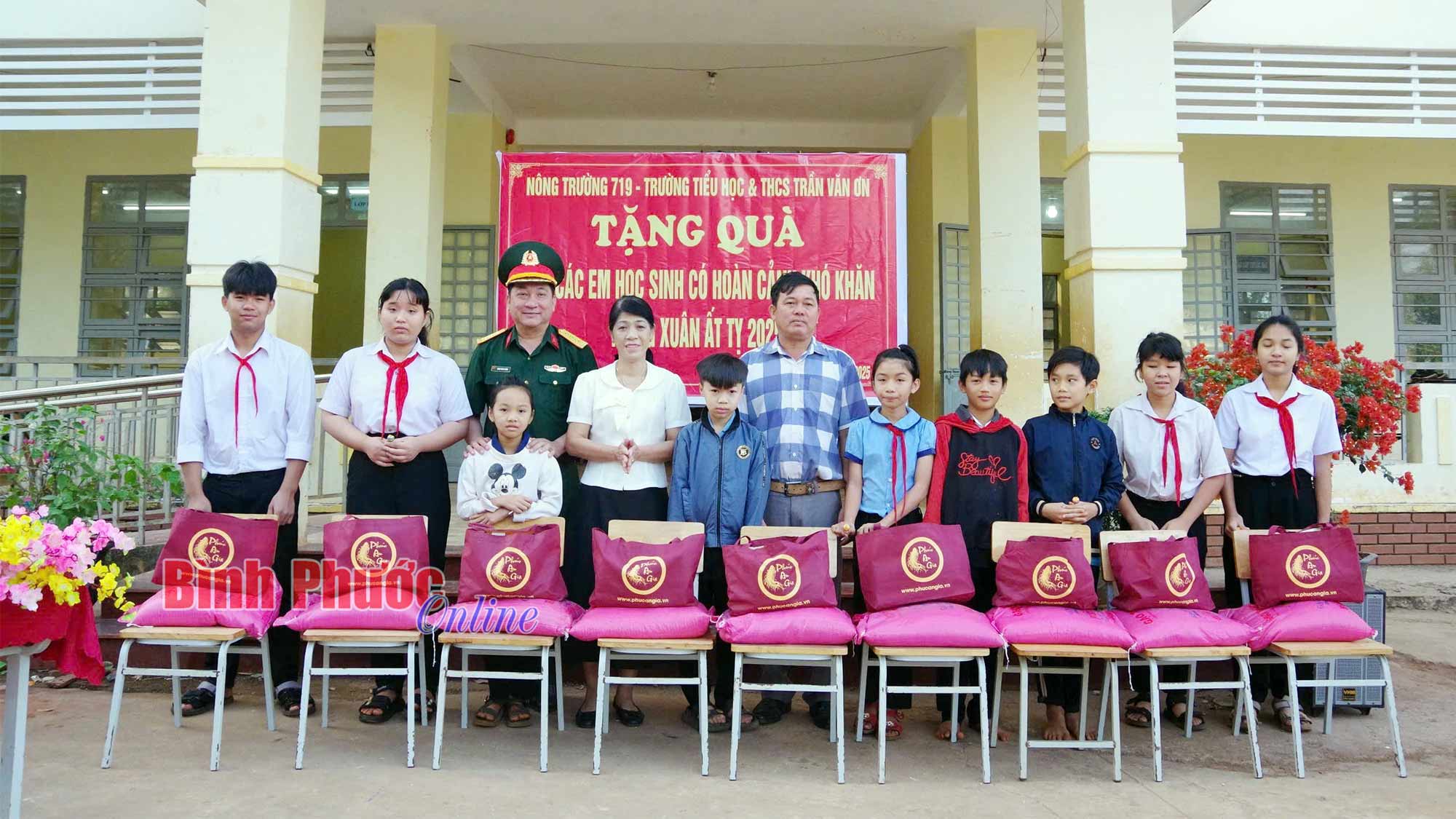 300 phần quà tết đến với người dân Bù Đăng