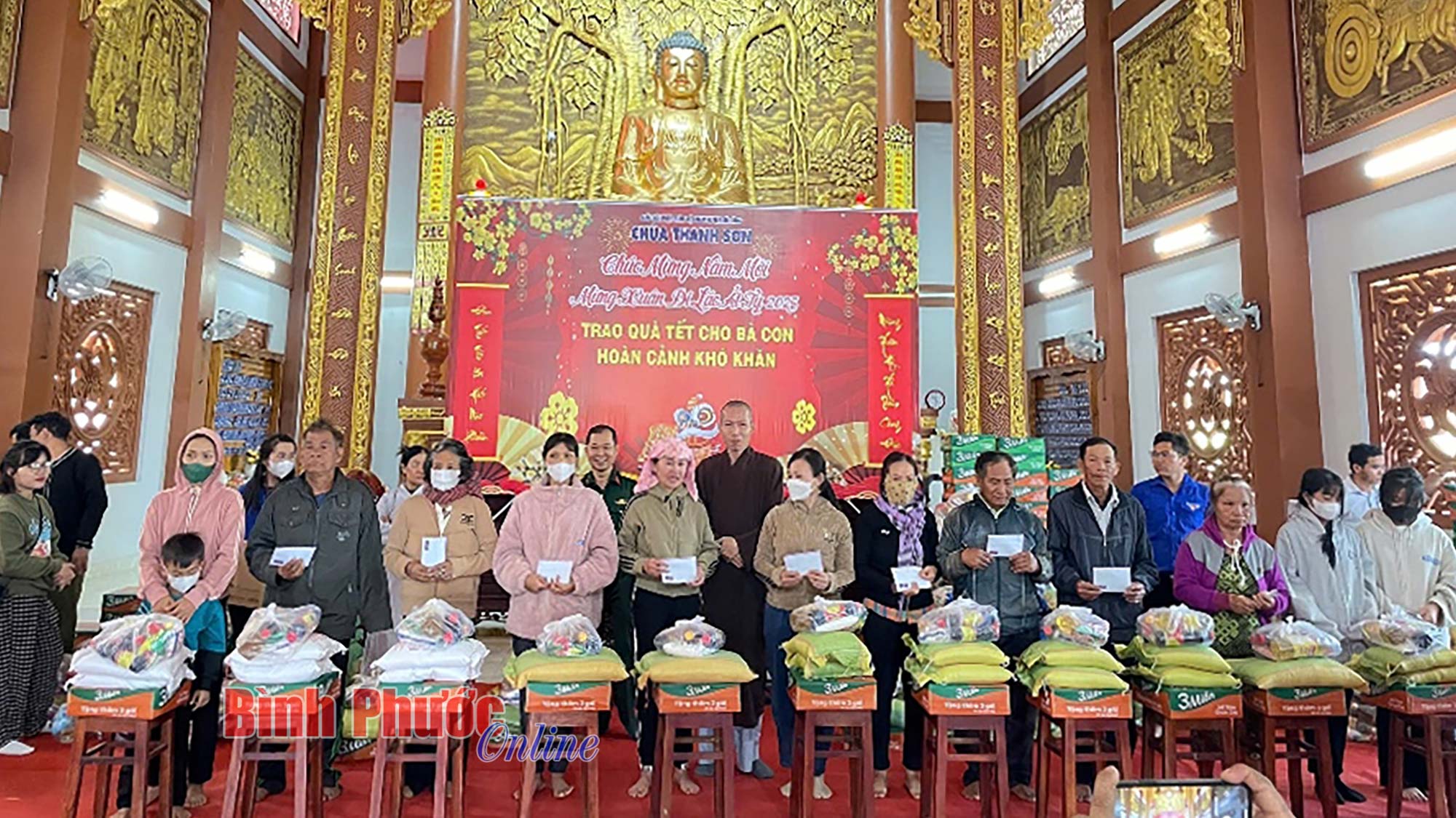 300 phần quà tết tặng đồng bào nghèo xã Thọ Sơn