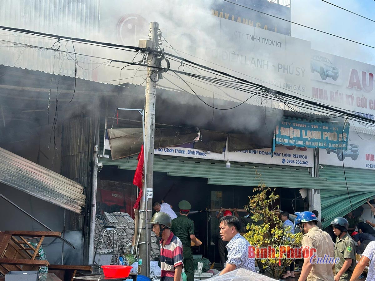 ‘Bà hỏa’ thiêu rụi cửa hàng nội thất