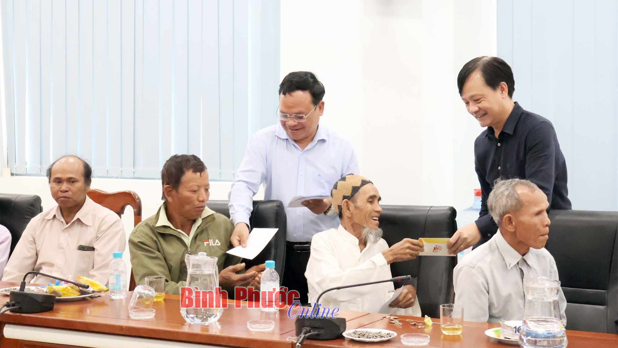Ban Dân tộc tỉnh chúc tết già làng, người có uy tín tại Phú Riềng