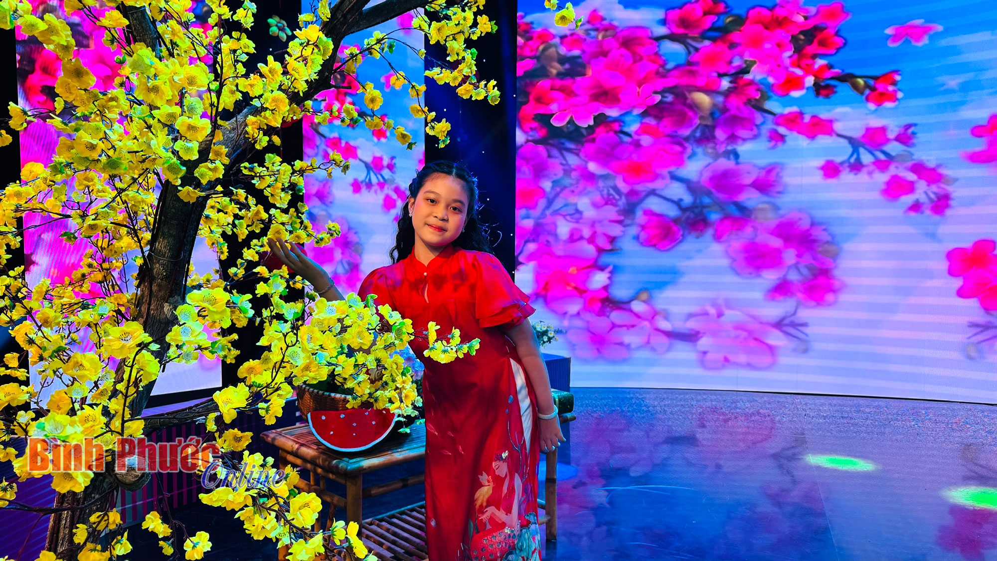 Bé đón Tết sang