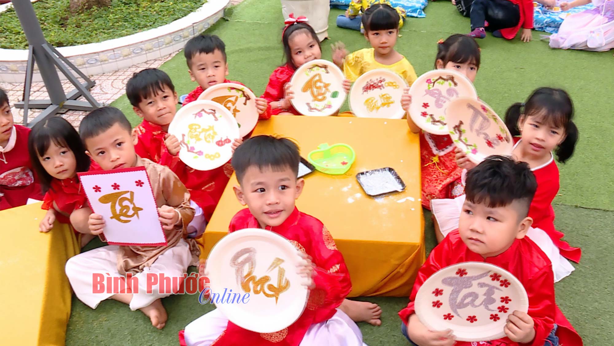 Bé vui xuân, đón tết