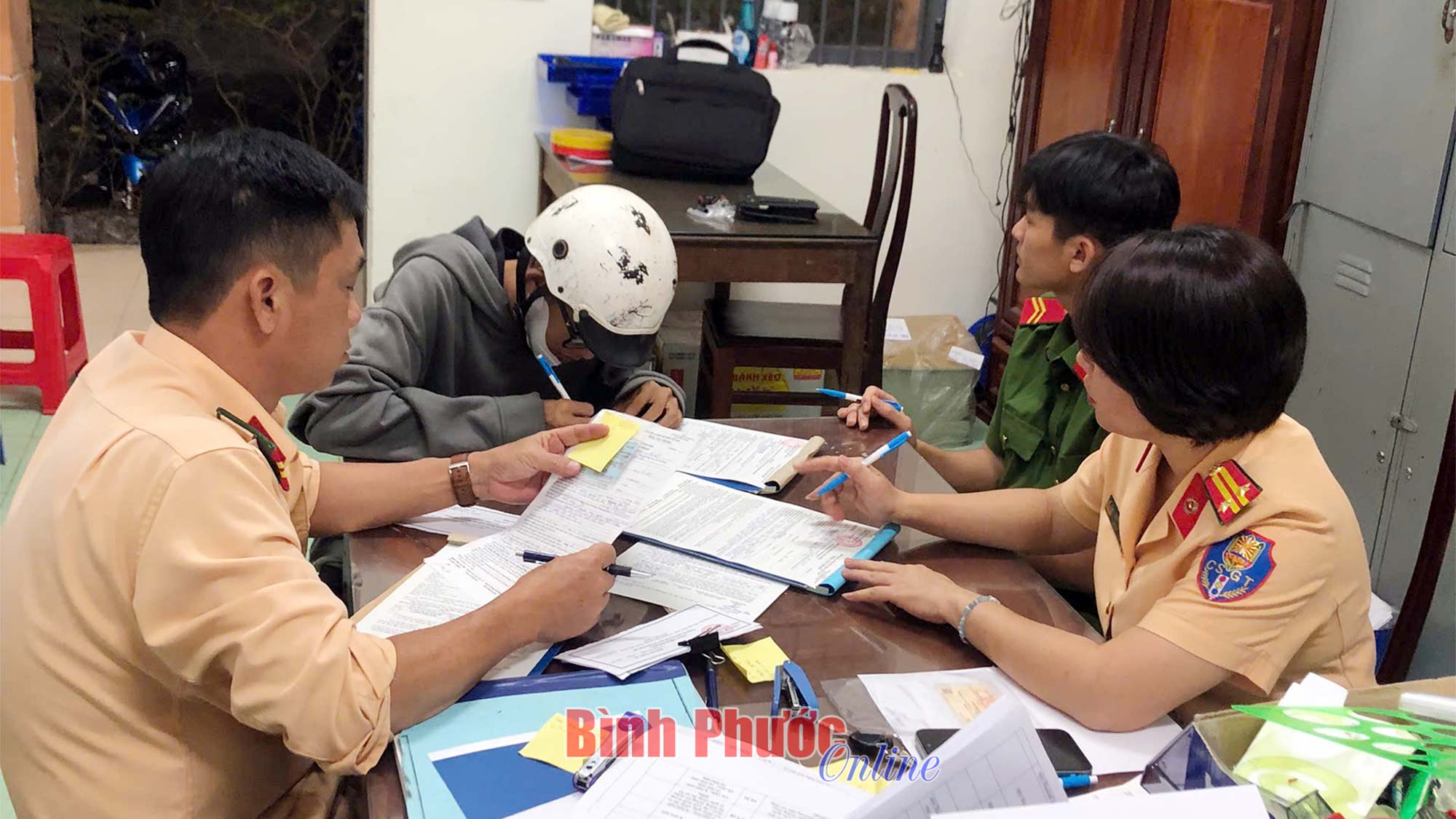 Cảnh sát giao thông xử lý 15 trường hợp gây mất trật tự