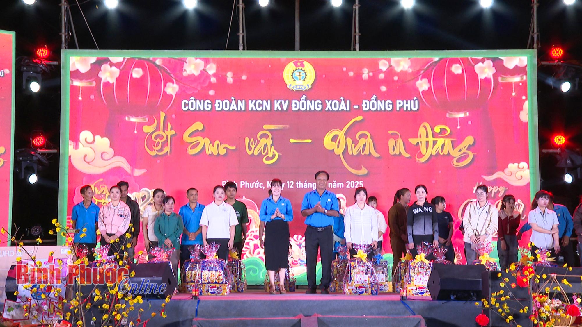 Công nhân, người lao động vui đón “Tết sum vầy - Xuân ơn Đảng”