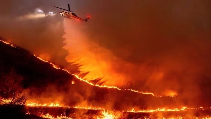 Đâu là nguyên nhân khiến cháy rừng lan rộng ở thành phố Los Angeles?