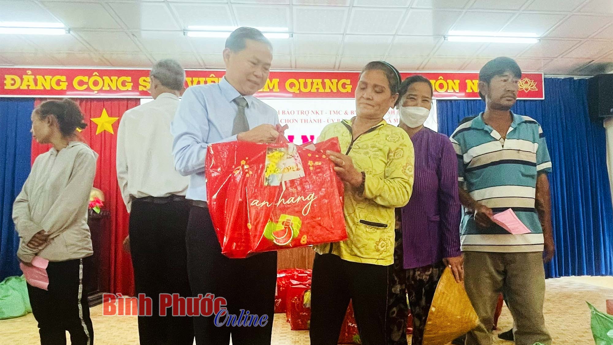 Đoàn Luật sư tỉnh Bình Phước: Tuyên truyền, tư vấn pháp luật và tặng quà tết cho người dân xã Minh Lập