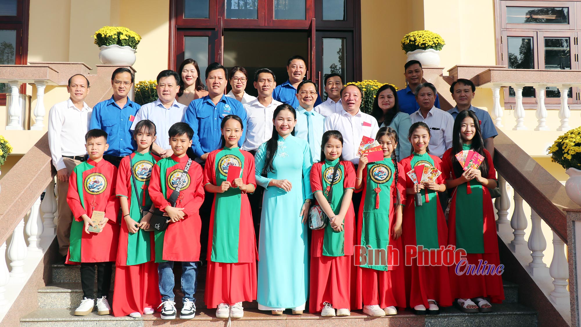 Đoàn thiếu nhi chúc tết Tỉnh ủy, UBND tỉnh Bình Phước
