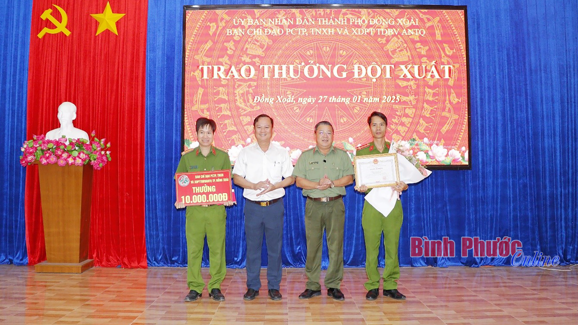 Đồng Xoài: Khen thưởng đột xuất Công an xã Tiến Hưng