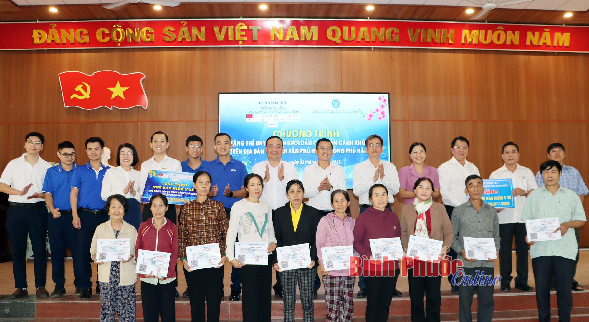 Hơn 3.000 thẻ bảo hiểm y tế tặng người có hoàn cảnh khó khăn