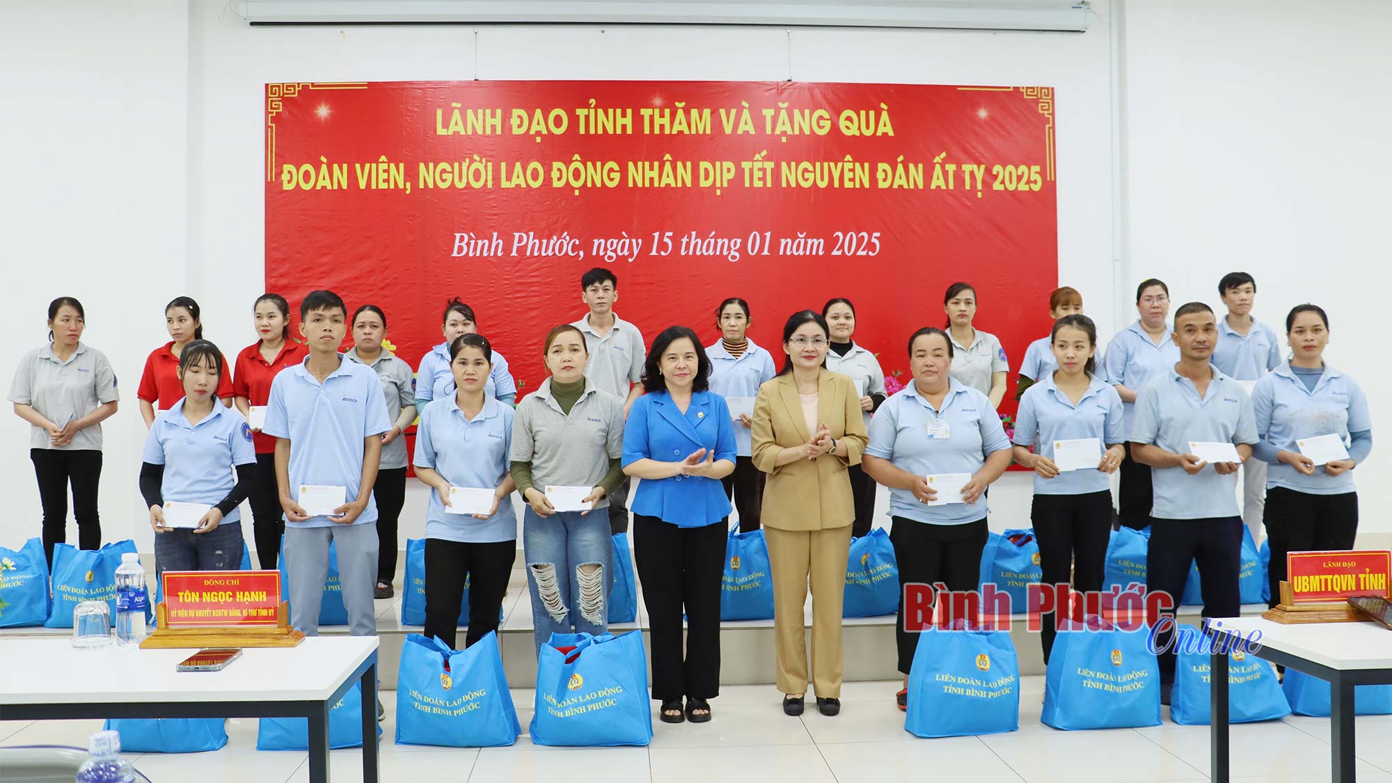 Lãnh đạo tỉnh Bình Phước thăm, tặng quà tết cho 200 đoàn viên, người lao động khó khăn 