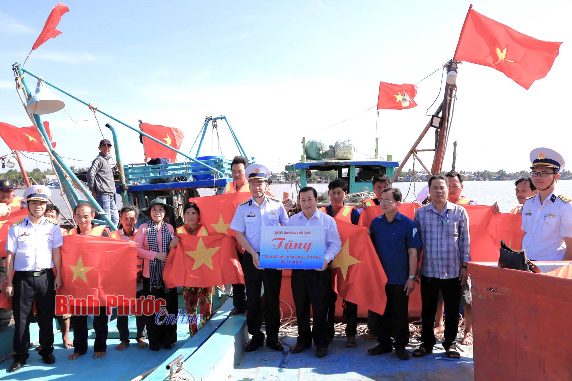 Lực lượng Hải quân ngăn chặn kịp thời gần 300 tàu cá có ý định vượt ranh giới