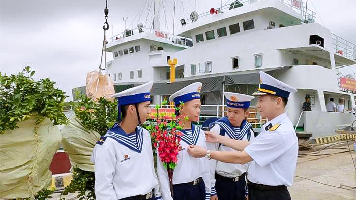 Mang mùa xuân ra  “pháo đài canh biển”