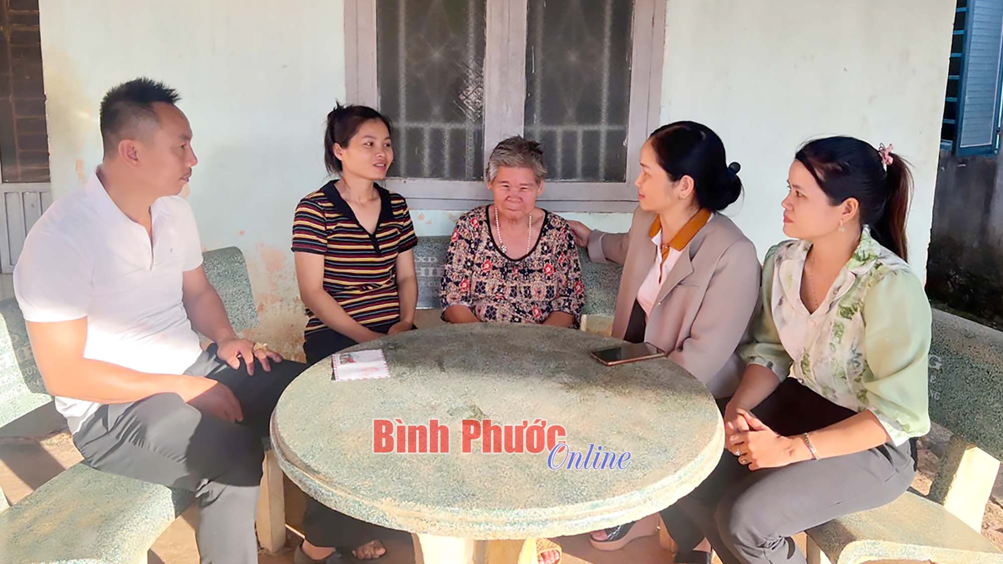 Mang tết đến những mảnh đời khó khăn