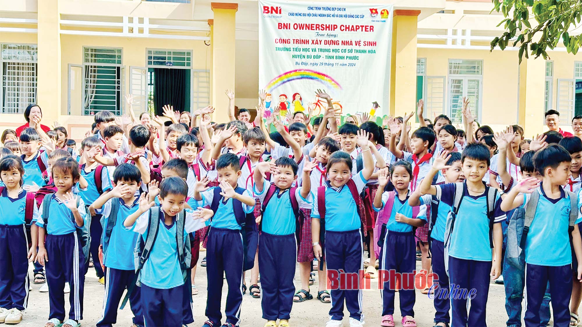 Mùa xuân trong nụ cười trẻ thơ