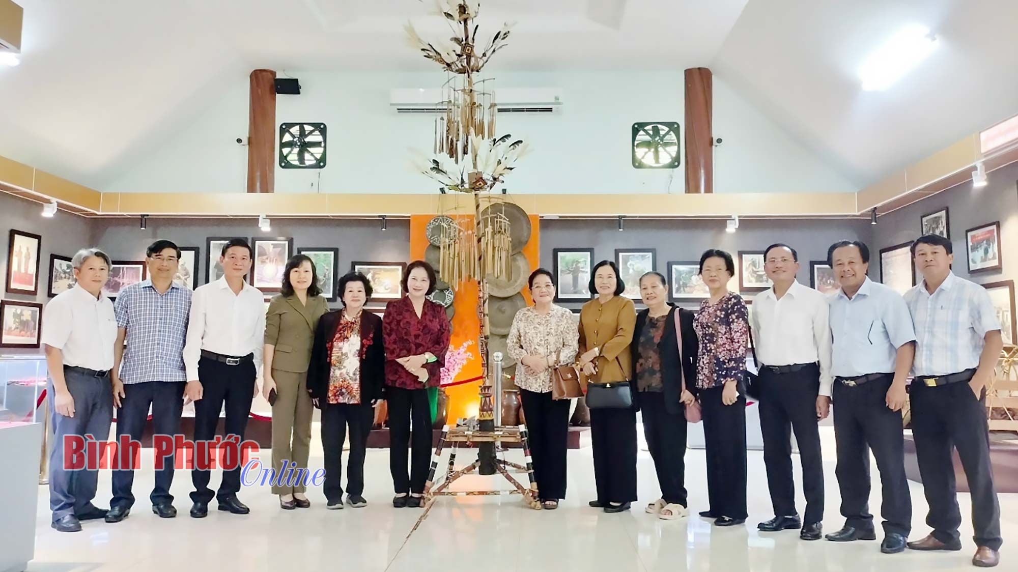 Nguyên Chủ tịch Quốc hội Nguyễn Thị Kim Ngân thăm Khu bảo tồn văn hóa dân tộc S’tiêng sóc Bom Bo