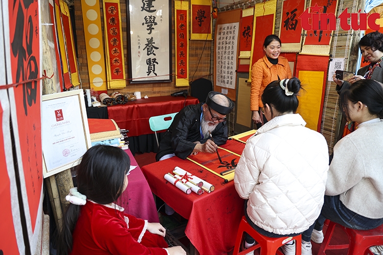 Nườm nượp người dân đổ về Hồ Văn xin chữ đầu xuân Ất Tỵ