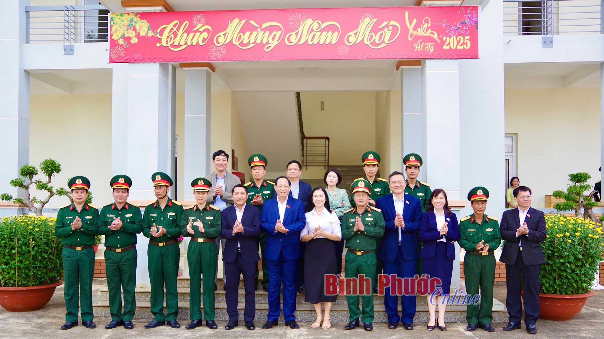 Phó Chủ tịch Quốc hội, Thượng tướng Trần Quang Phương chúc tết Trung đoàn 720