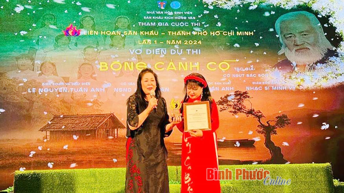 Trao tặng giấy khen của Sở Văn hóa và Thể thao TP. Hồ Chí Minh cho gia đình cố NSƯT Bắc Sơn