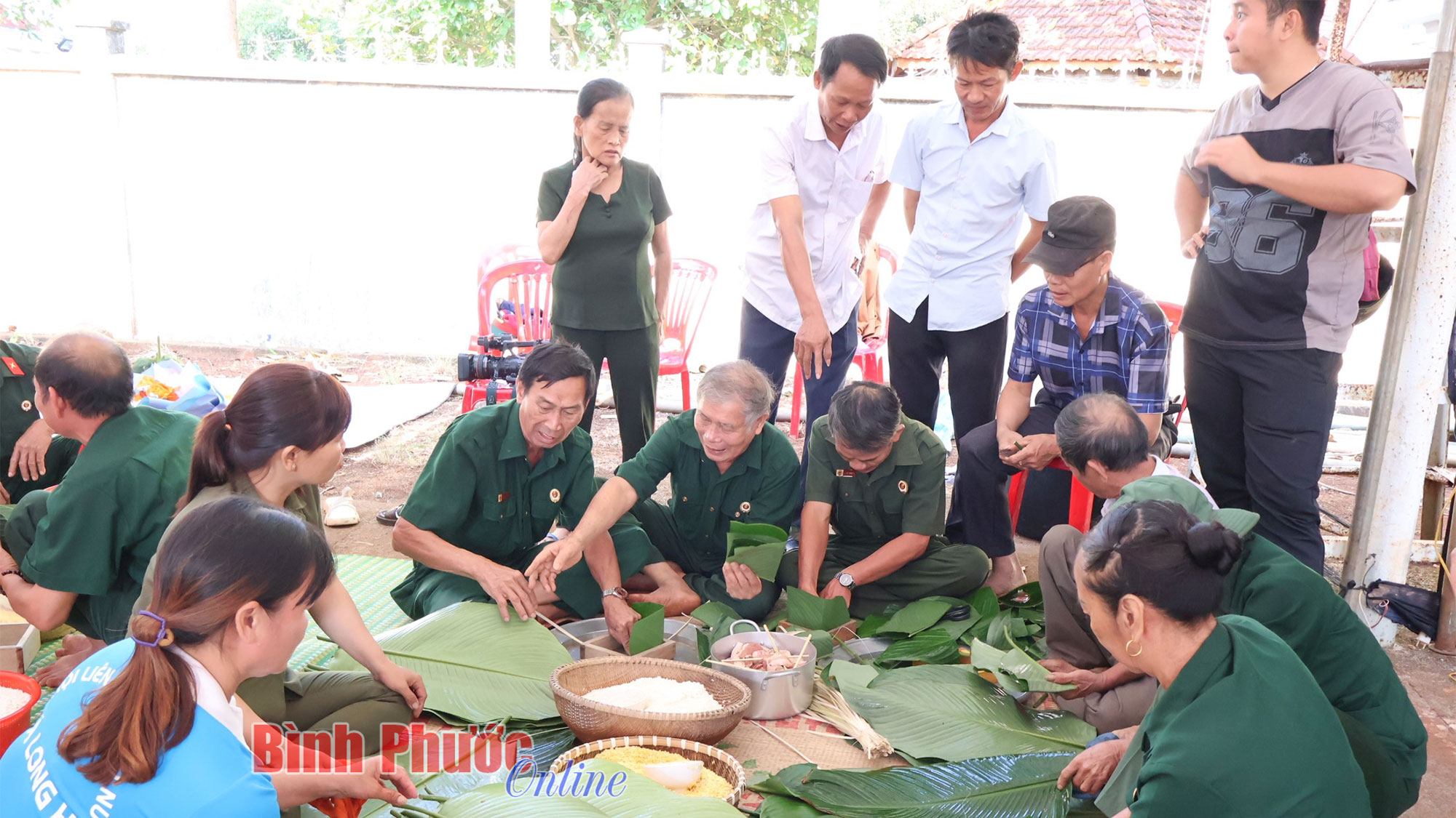 Sôi nổi hội thi gói bánh chưng, bánh tét tại huyện Phú Riềng