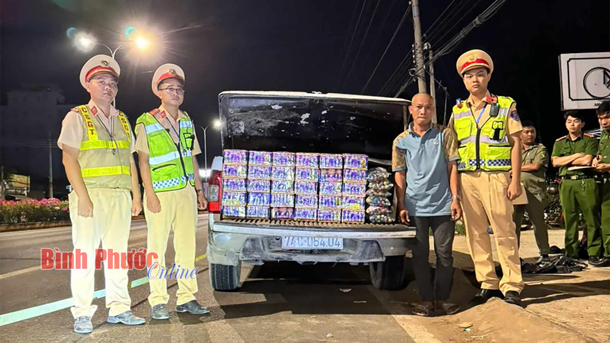 Tài xế vi phạm nồng độ cồn, vận chuyển 53kg pháo lậu