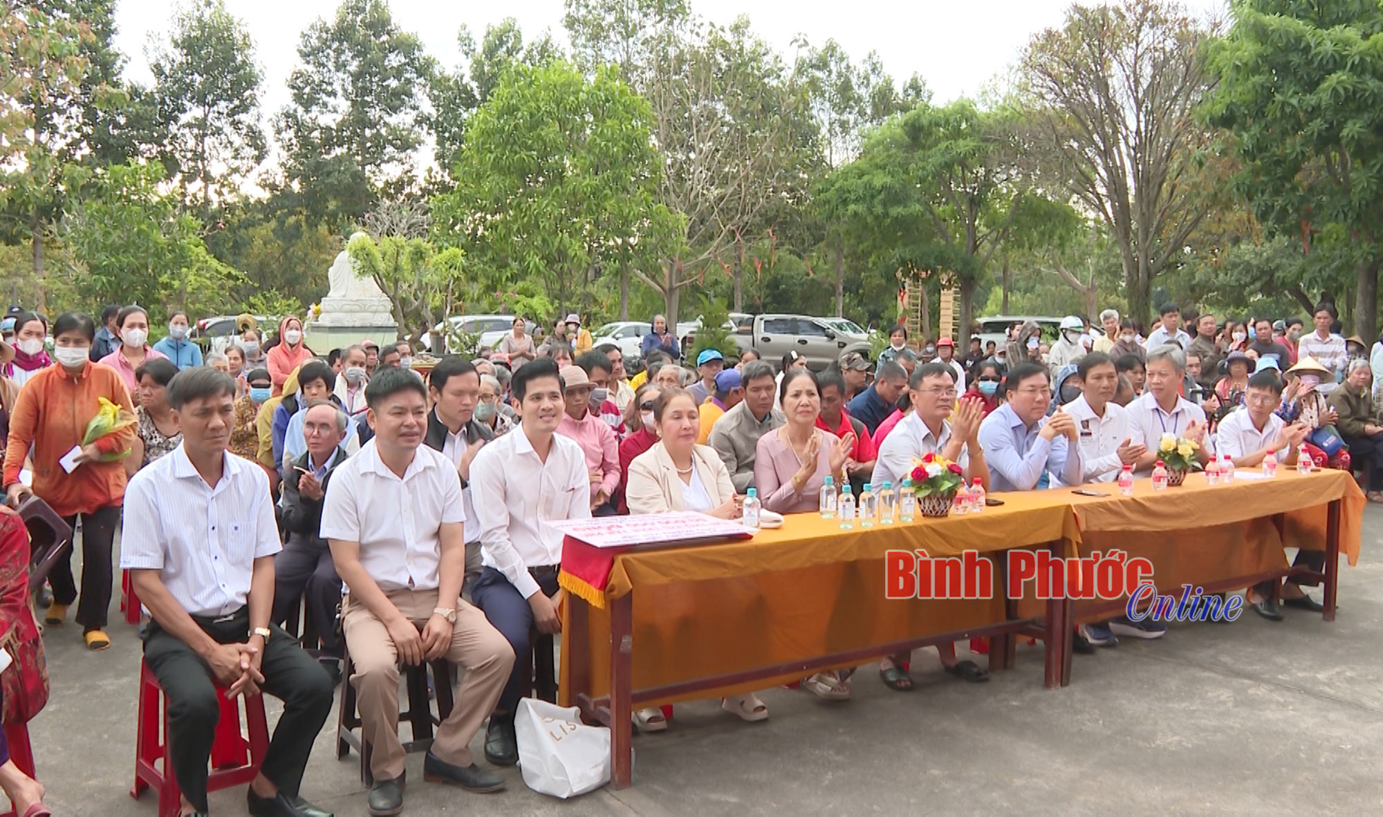 Tặng quà tết cho hộ khó khăn ở Đồng Phú