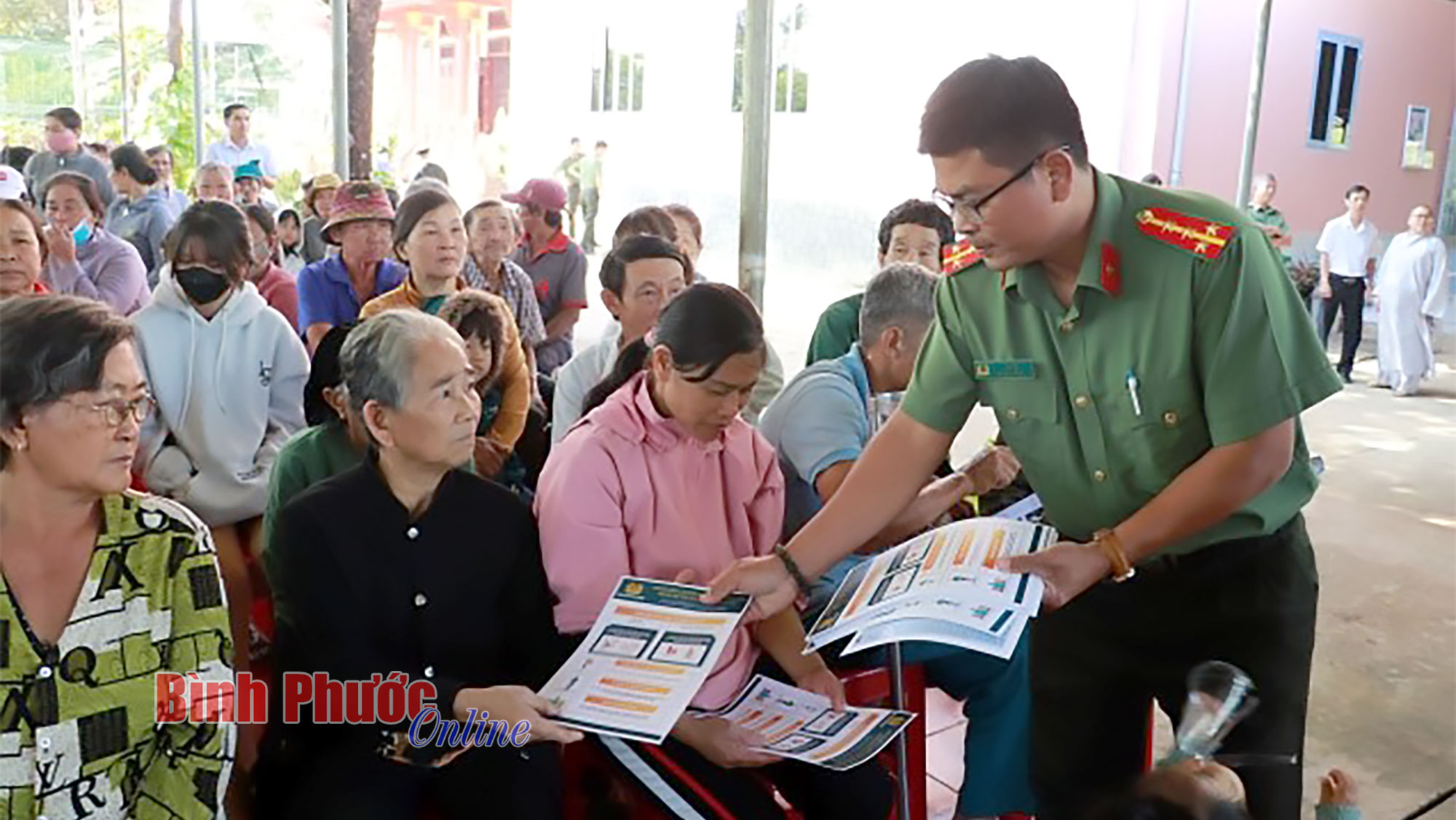 Tặng quà và tuyên truyền pháp luật cho người dân huyện biên giới Bù Đốp
