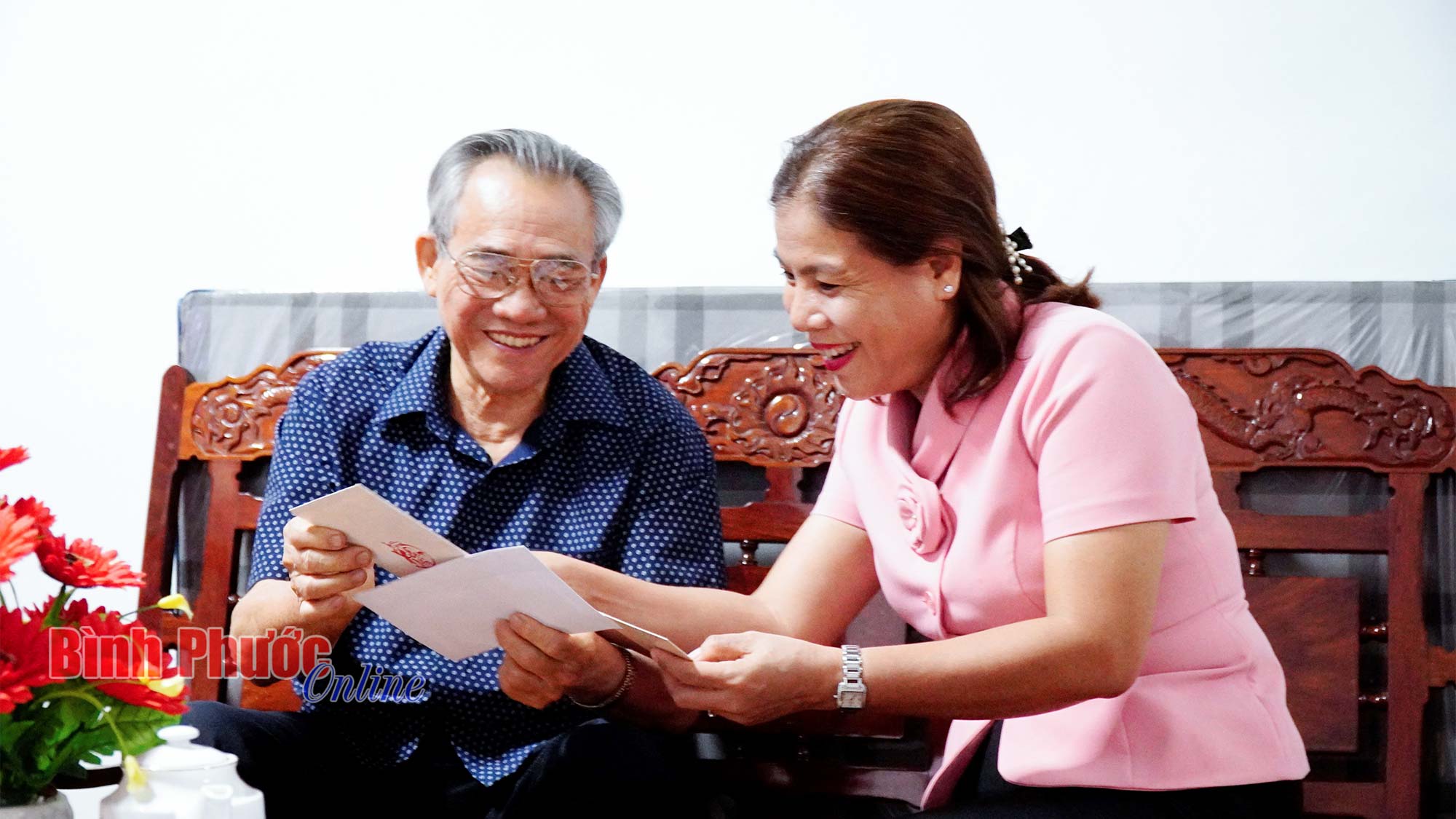 Thăm, chúc tết đảng viên cao tuổi đảng tại Phú Riềng