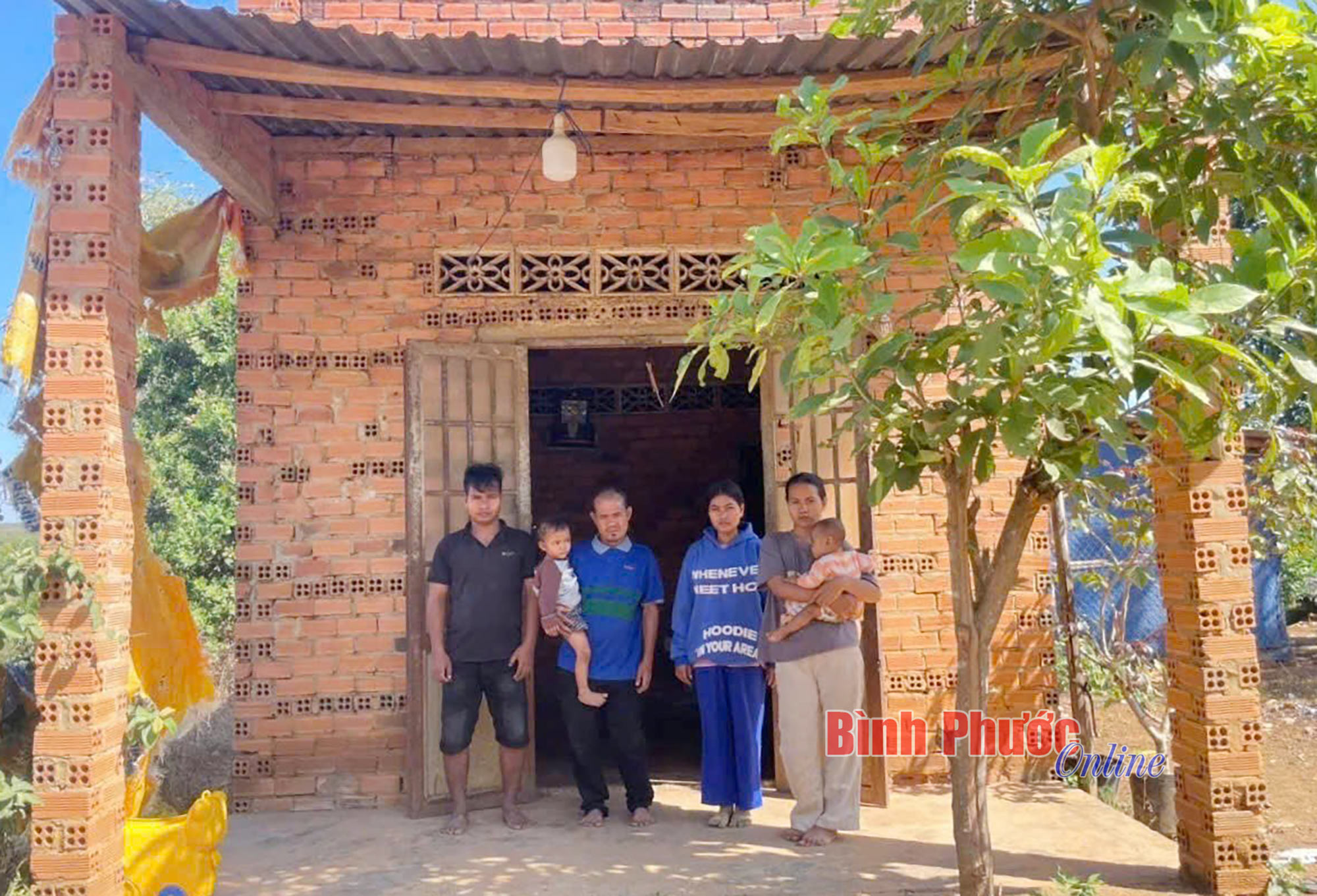 Thay cha mẹ gánh vác gia đình